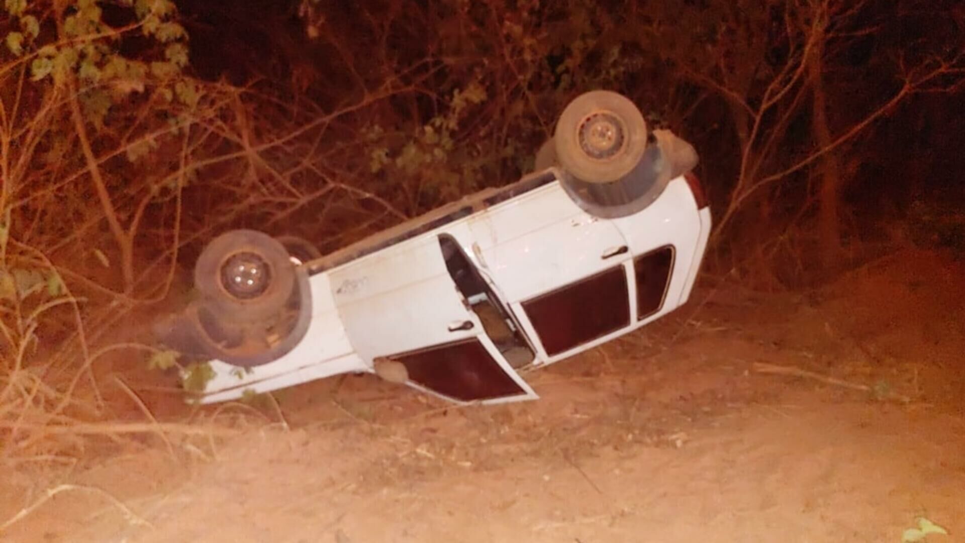 Imagem de compartilhamento para o artigo Motorista perde controle da direção, capota carro e fica ferido em acidente grave em Coxim da MS Todo dia